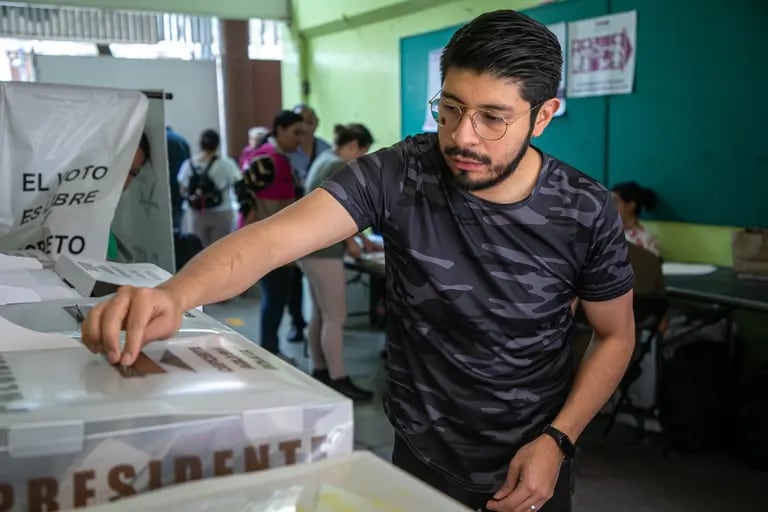 Ciudadanos votan en México el domingo 2 de junio de 2024dfd