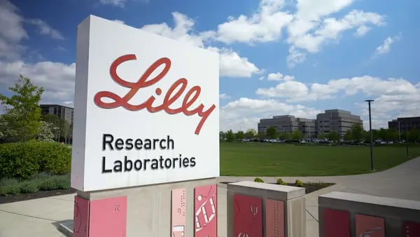 Eli Lilly obtém aprovação da FDA de remédio para retardar a doença de Alzheimerdfd