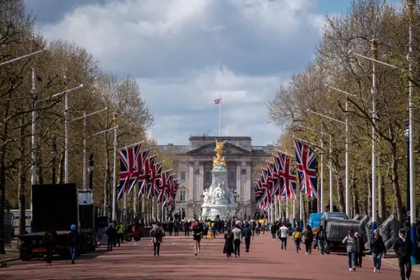 Preparativos frente al Palacio de Buckingham antes de la coronación del rey Carlos III, en Londres, Reino Unido, el martes 25 de abril de 2023.