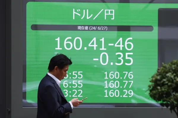Un tablero electrónico muestra la cotización del yen frente al dólar estadounidense en el exterior de una empresa de valores en Tokio, Japón, el jueves 27 de junio de 2024.