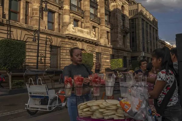 A street vendor in front of the Bank of Mexico (Banxico) in Mexico City, Mexico, on Wednesday, Dec. 21, 2022. The National Institute of Statistics and Geography (INEGI) is scheduled to release monthly GDP figures on December 23. Photographer: Alejandro Cegarra/Bloomberg