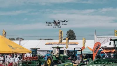 Drone pulverizador em feira agrícola no México