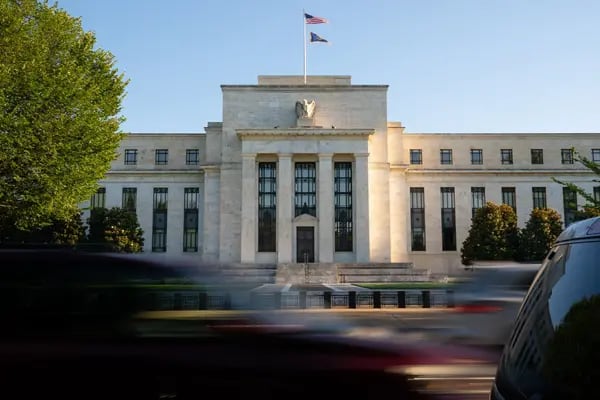 La Reserva Federal mantiene la tasa de referencia estable y señala solo un recorte en 2024