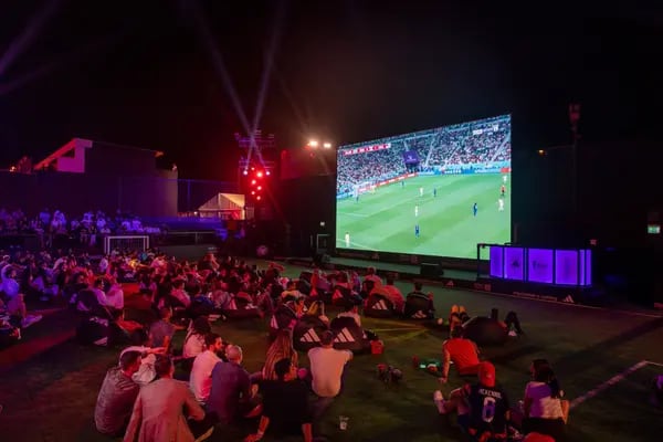 Outdoor de publicidade com jogo de futebol ao vivo