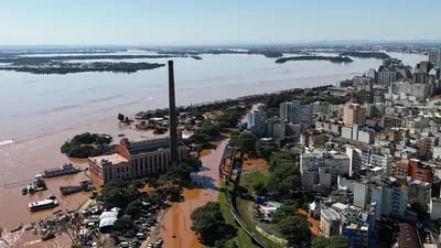 Vista aérea da orla do Guaíba na cidade de Porto Alegre: desastre gerou prejuízo de bilhões de reais e mais de 150 mortes