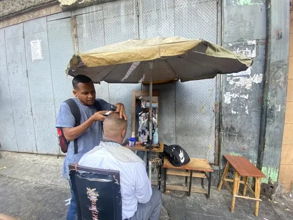 José trabaja en un puesto que improvisó en el centro de Caracas desde 2020 / Foto Raylí Luján