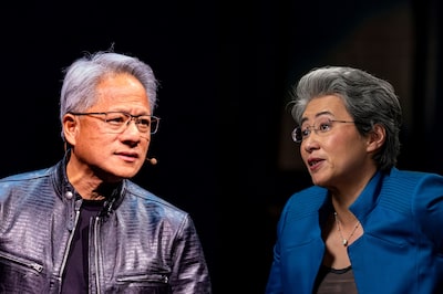 Jensen Huang, CEO da Nvidia, e Lisa Su, CEO da AMD: nascidos em Taiwan, ambos lideram empresas que estão na vanguarda do mercado de chips para IA (Foto: Bloomberg com montagem Bloomberg Línea)