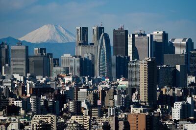 El monte Fuji se encuentra más allá de los edificios en Tokio, Japón, el viernes 11 de enero de 2019.