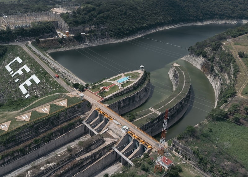 La central hidroeléctrica la Angostura de la compañía estatal Comisión Federal de Electricidad (CFE), oficialmente conocida como presa Belisario Dominguez sobre el río Grijalva en el estado de Chiapas, México.
