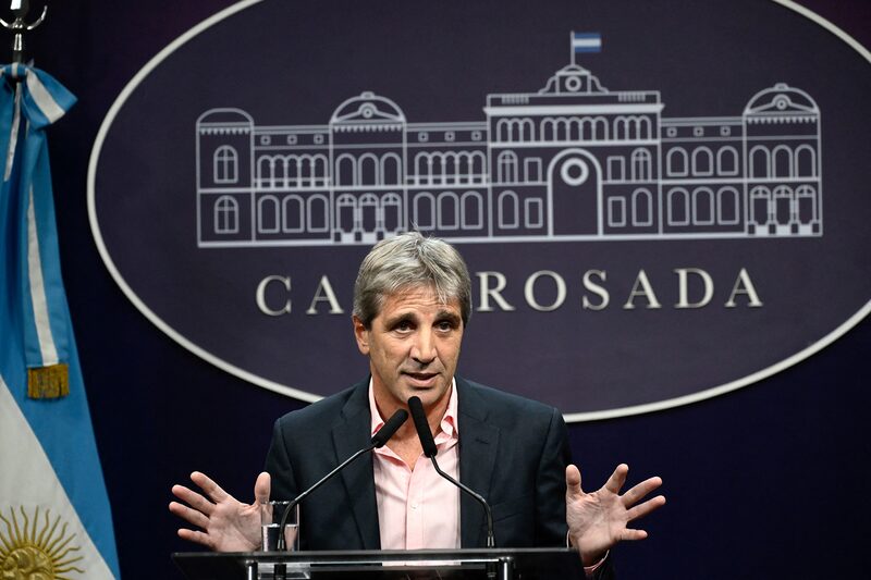 Argentina renueva vencimientos y anuncia el fin de las tasas negativas