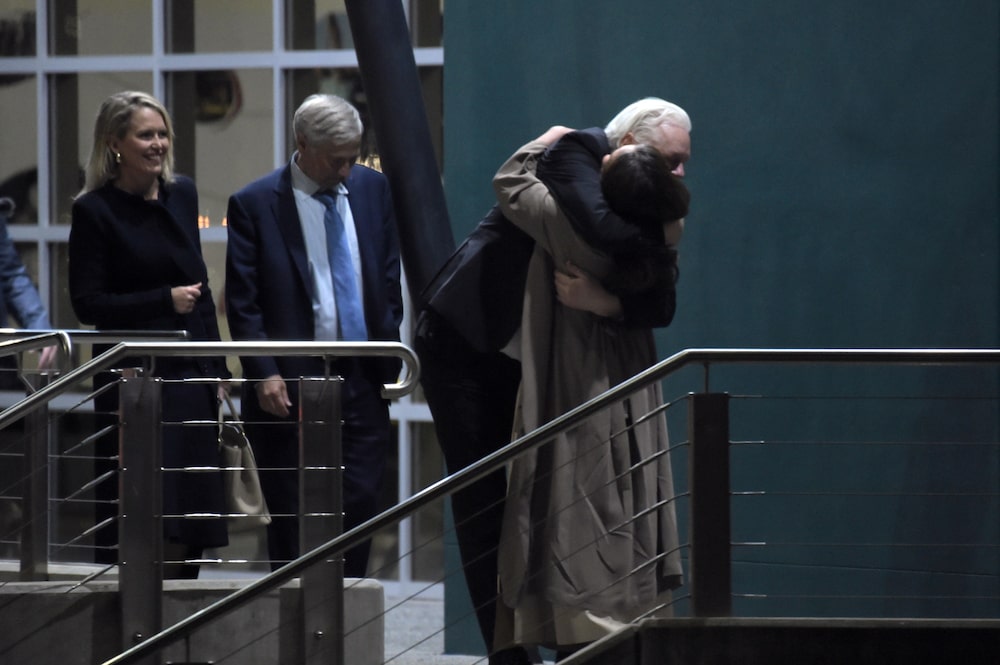 Julian Assange saluda a su esposa Stella Assange en el aeropuerto de Canberra.