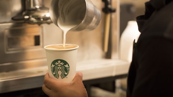 Na Starbucks, o desafio é reduzir o tempo de espera. Com menos funcionários