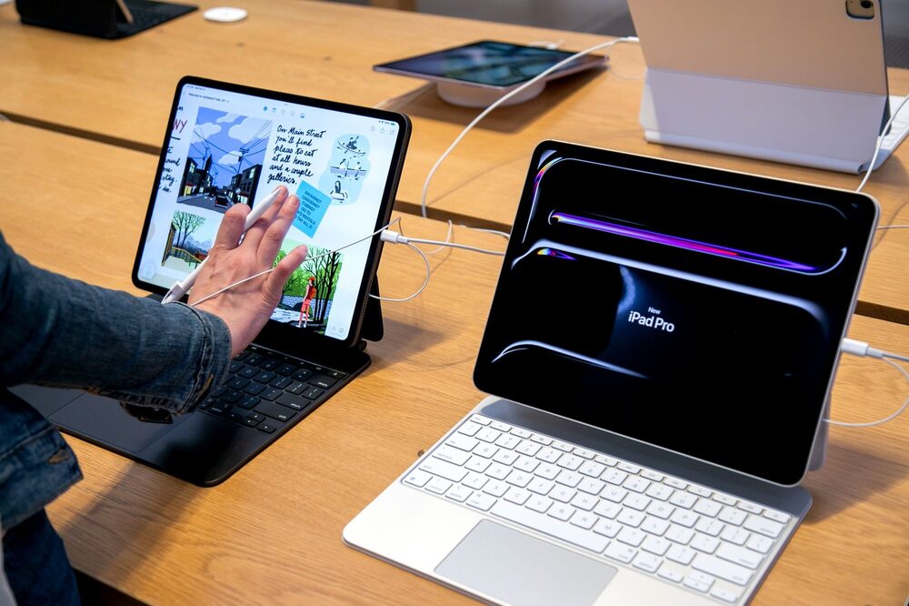 The iPad Pro on display at an Apple retail store. Photographer: Michael Nagle/Bloomberg