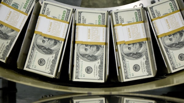 Dólar cai abaixo de R$ 5,50 e Ibovespa avança com commodities e corte de gastos