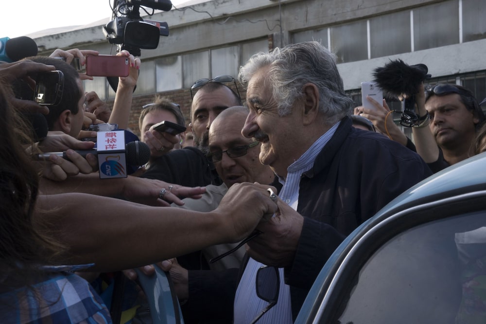 Ex-presidente uruguaio José Mujica fala com apoiadores a imprensa
