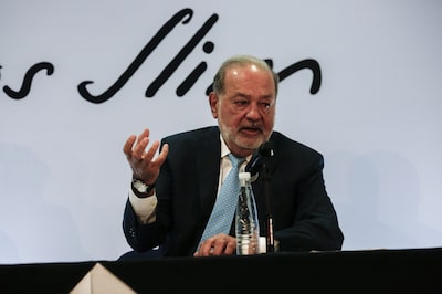 Carlos Slim, presidente emérito de América Móvil,  habla durante una conferencia de prensa en la Ciudad de México