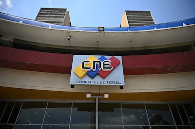 El logo del Consejo Nacional Electoral (CNE) de Venezuela se ve en la fachada de su sede en Caracas el 5 de marzo de 2024.