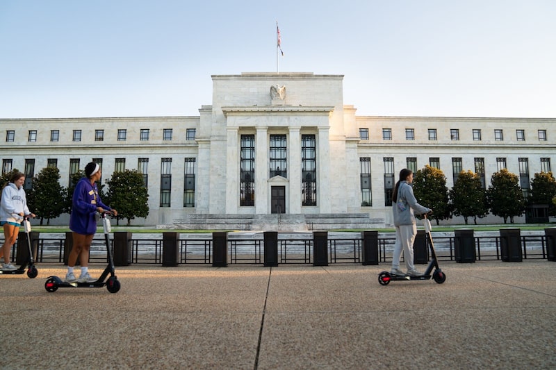 Un grupo de personas pasa en patinete por delante del edificio Marriner S. Eccles de la Reserva Federal en Washington, D.C., Estados Unidos, el martes 18 de agosto de 2020.