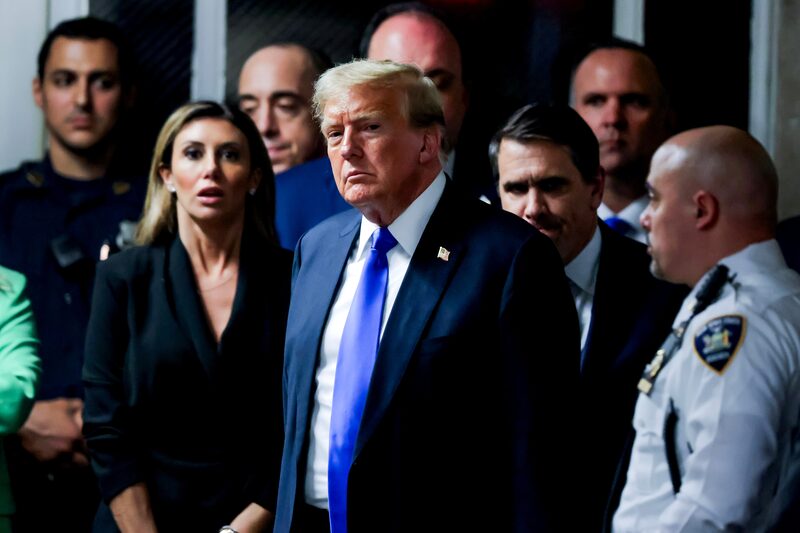 O ex-presidente dos EUA, Donald Trump, ao centro, depois que o veredicto foi lido no tribunal criminal de Manhattan, em Nova York
