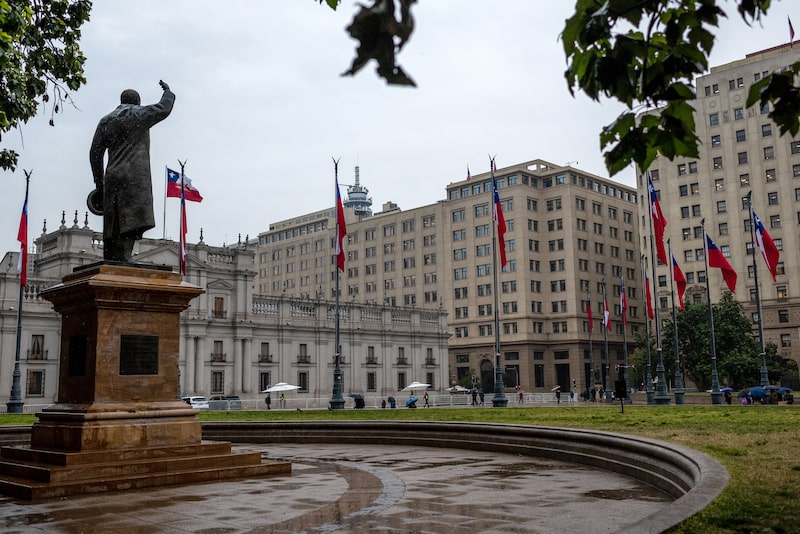 Banderas nacionales chilenas en la Plaza de la Constitución de Santiago de Chile, el lunes 20 de mayo de 2024.