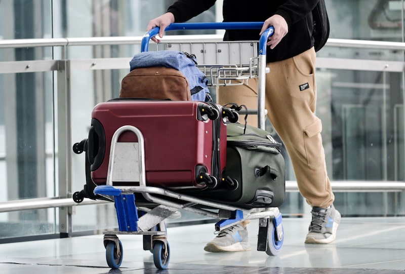 Passageiro carrega malas em aeroporto
