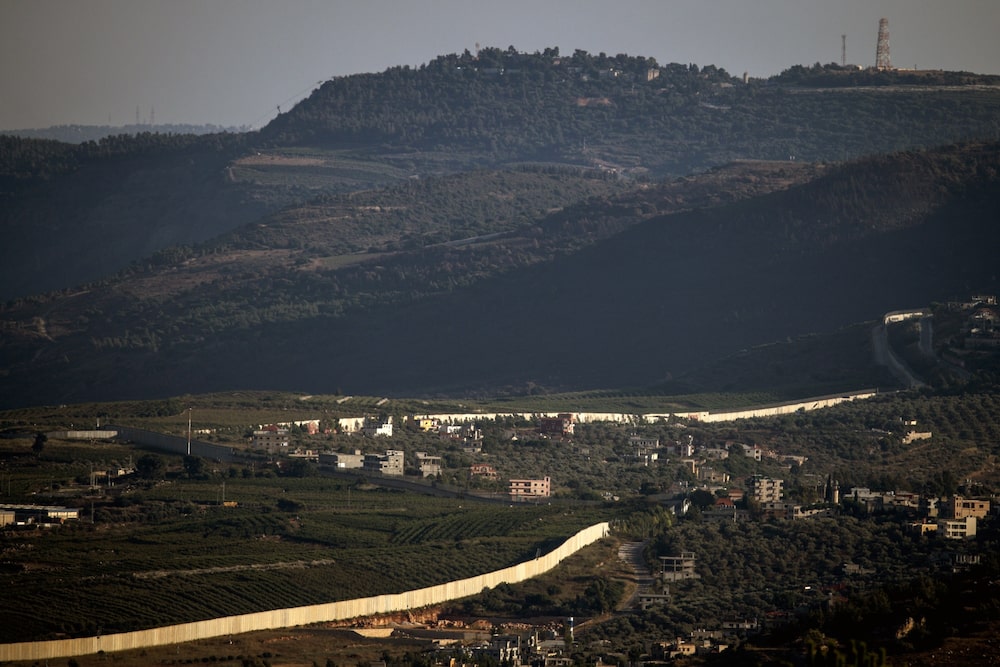 El muro fronterizo que separa Israel, izquierda, y Líbano en la región de Khiam. Fotógrafo: Chris McGrath/Getty Images