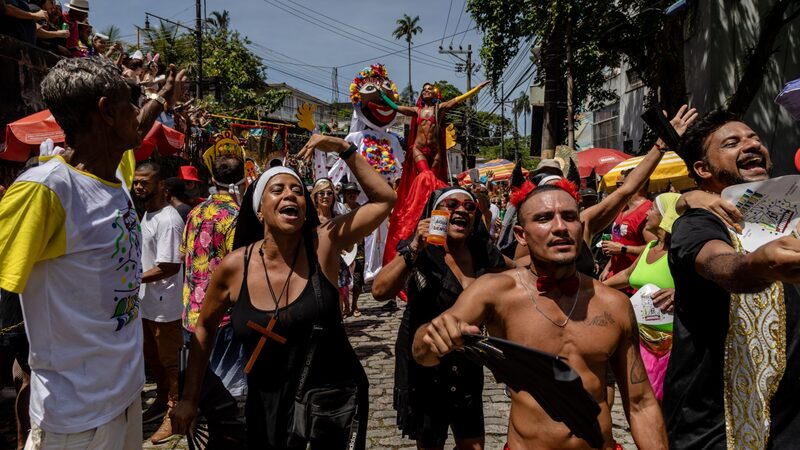 Carnaval de rua no Rio de Janeiro: festa nacional neste ano cai entre os dias 10 e 14 de fevereiro