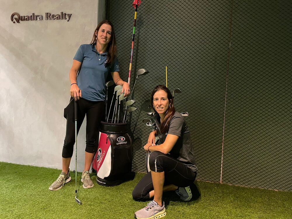 Daniela e Gabriela, gêmeas donas da academia de golfe Tiro Certo, na região da Faria Lima