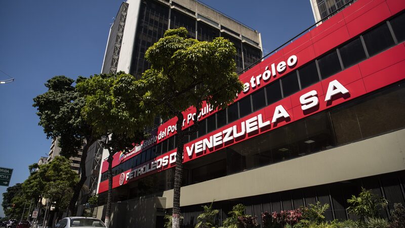 Petroleras corren contra el tiempo para obtener permisos de EE.UU. y poder seguir en Venezuela
