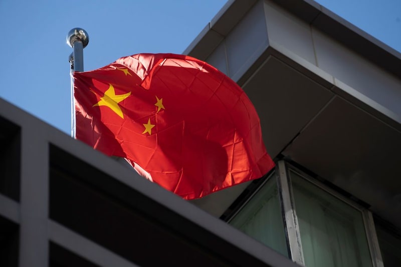 Una bandera nacional china ondea en el consulado chino después de que Estados Unidos ordenara a China cerrar sus puertas el 22 de julio de 2020 en Houston, Texas.