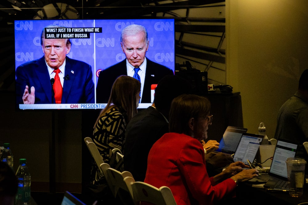 Miembros de los medios de comunicación trabajan durante el primer debate presidencial entre el presidente estadounidense Joe Biden y el expresidente Donald Trump en Atlanta, Georgia, Estados Unidos, el jueves 27 de junio de 2024.