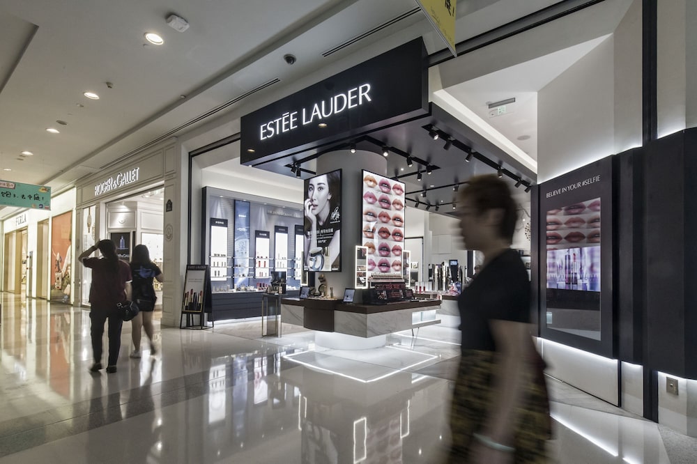 Una tienda Estée Lauder en Shanghai. Fotógrafo: Qilai Shen/Bloomberg
