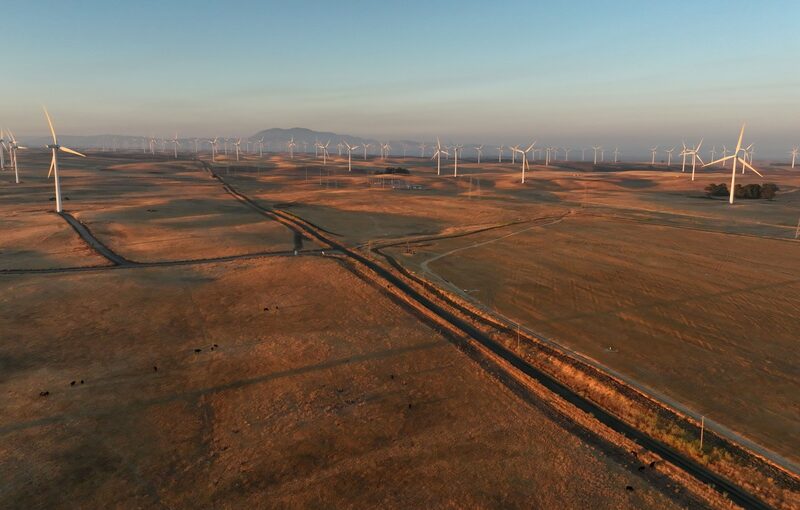 Em uma vista aérea, moinhos são vistos perto de terrenos que foram recentemente adquiridos em 29 de agosto de 2023, perto de Rio Vista, Califórnia. Foto: Justin Sullivan/Getty Images