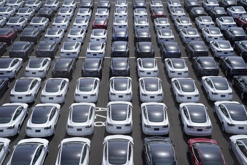 Pátio da Tesla, é possível ver dezenas de carros vistos de cima
