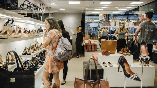 Retomada de shoppings contrasta com crise de varejistas na economia e na bolsa