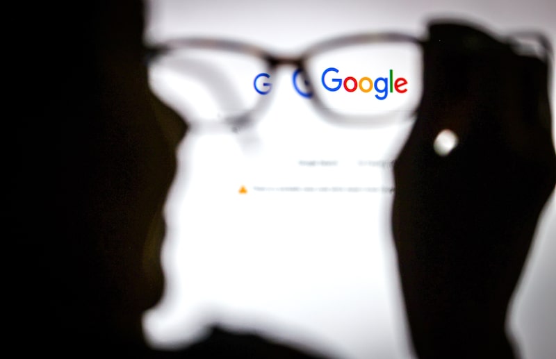 El logotipo de Google en la página de inicio de la compañía, dispuesto en un ordenador de sobremesa en Sydney, Australia