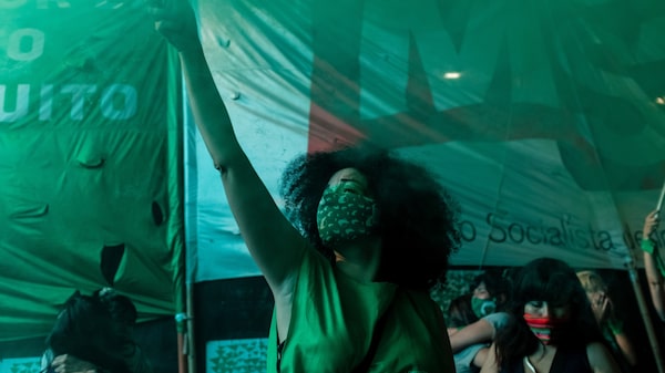 EE.UU. adopta el color verde que se usó en América Latina en marchas por el aborto