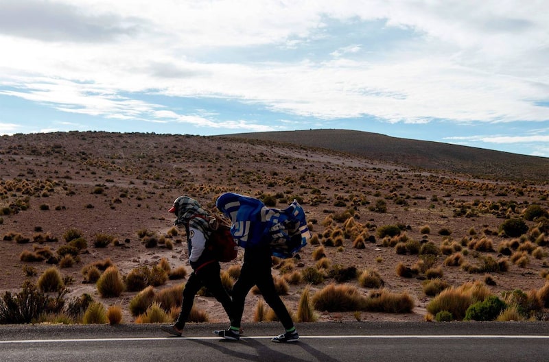 Migrantes venezolanos caminan desde Bolivia hasta Chile