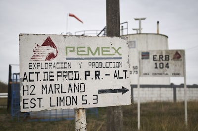 Una instalación de la petrolera mexicana Petróleos Mexicanos (Pemex) afuera de una instalación en el pueblo de Ébano en el estado de San Luis Potosí, México.