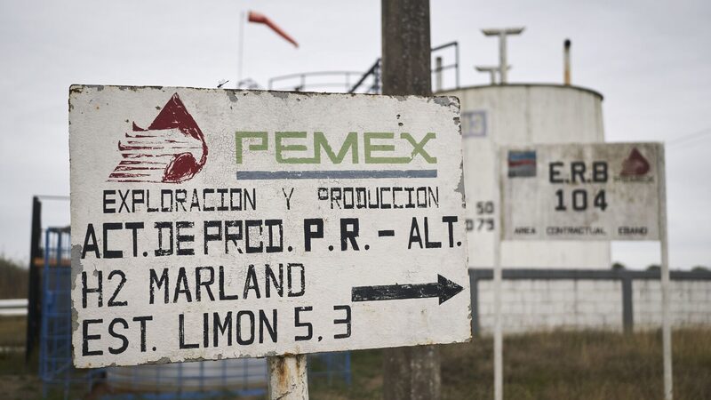 Una instalación de la petrolera mexicana Petróleos Mexicanos (Pemex) afuera de una instalación en el pueblo de Ébano en el estado de San Luis Potosí, México.