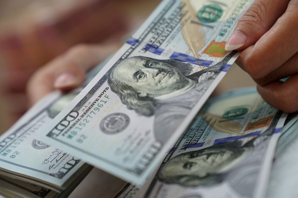 Un trabajador cuenta billetes de dólar estadounidense en una oficina de cambio de divisas en Yakarta, Indonesia, el miércoles 2 de marzo de 2022.