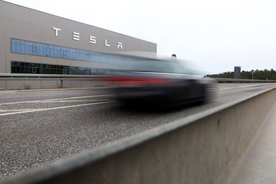 Un automóvil en movimiento pasa frente a una instalación de la fabricante de vehículos eléctricos, Tesla.
