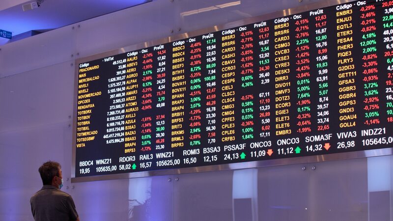 Ibovespa avança com Vale e bancos; Wall Street fecha em alta antes de feriado