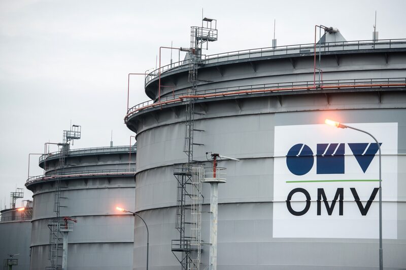 Tanque da OMV em Schwechat, na Áustria: negociações com a Abu Dhabi National para criar uma gigante do setor (Foto: Akos Stiller/Bloomberg)
