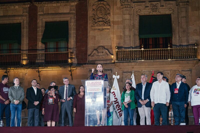 Claudia Sheinbaum, exjefa de Gobierno de la Ciudad de México y candidata presidencial de México, da un discurso en el Zócalo de la capital por su victoria electoral.