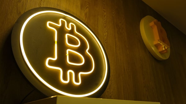 Bitcoin atinge o menor patamar em um mês com ‘selloff’ de criptomoedas