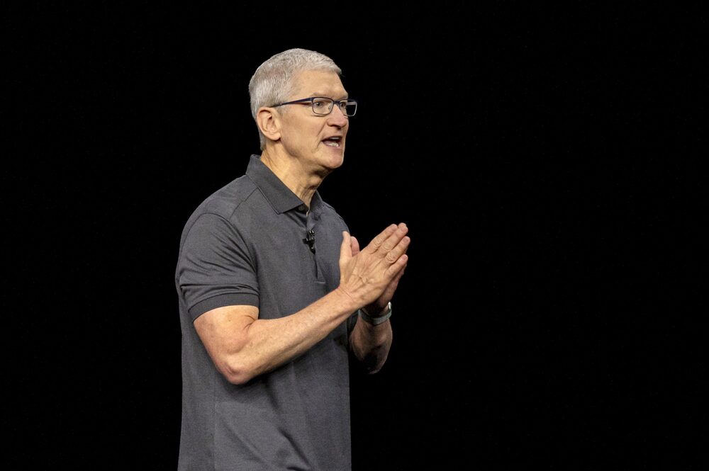 O CEO da Apple, Tim Cook, disse que a capacidade da empresa de integrar hardware, software e serviços lhe dará uma vantagem em IA (Foto: David Paul Morris/Bloomberg)