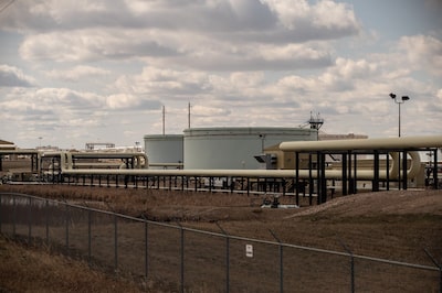 Contenedores y oleoductos de almacenamiento de petróleo Gibson en la terminal de Hardisty, en Hardisty, Alberta (Canadá), el jueves 27 de abril de 2023.