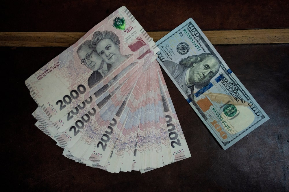 Billetes de pesos argentinos equivalentes a US$100 dispuestos en una casa de cambio en Buenos Aires, Argentina, el miércoles 10 de enero de 2024.