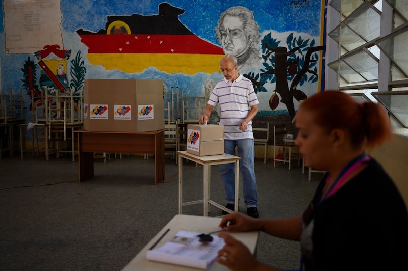 Un votante emite su voto en un colegio electoral durante un referéndum en Caracas, Venezuela, el domingo 3 de diciembre de 2023.